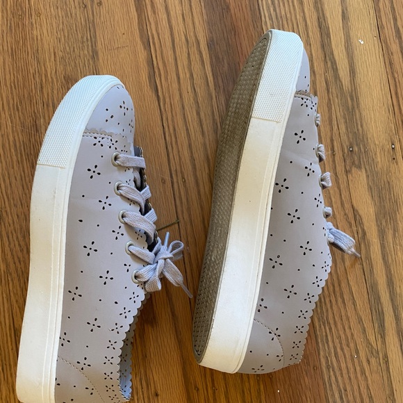 LOFT mauve leather-like sneakers with scalloped edge and cute cutouts. - Picture 4 of 8